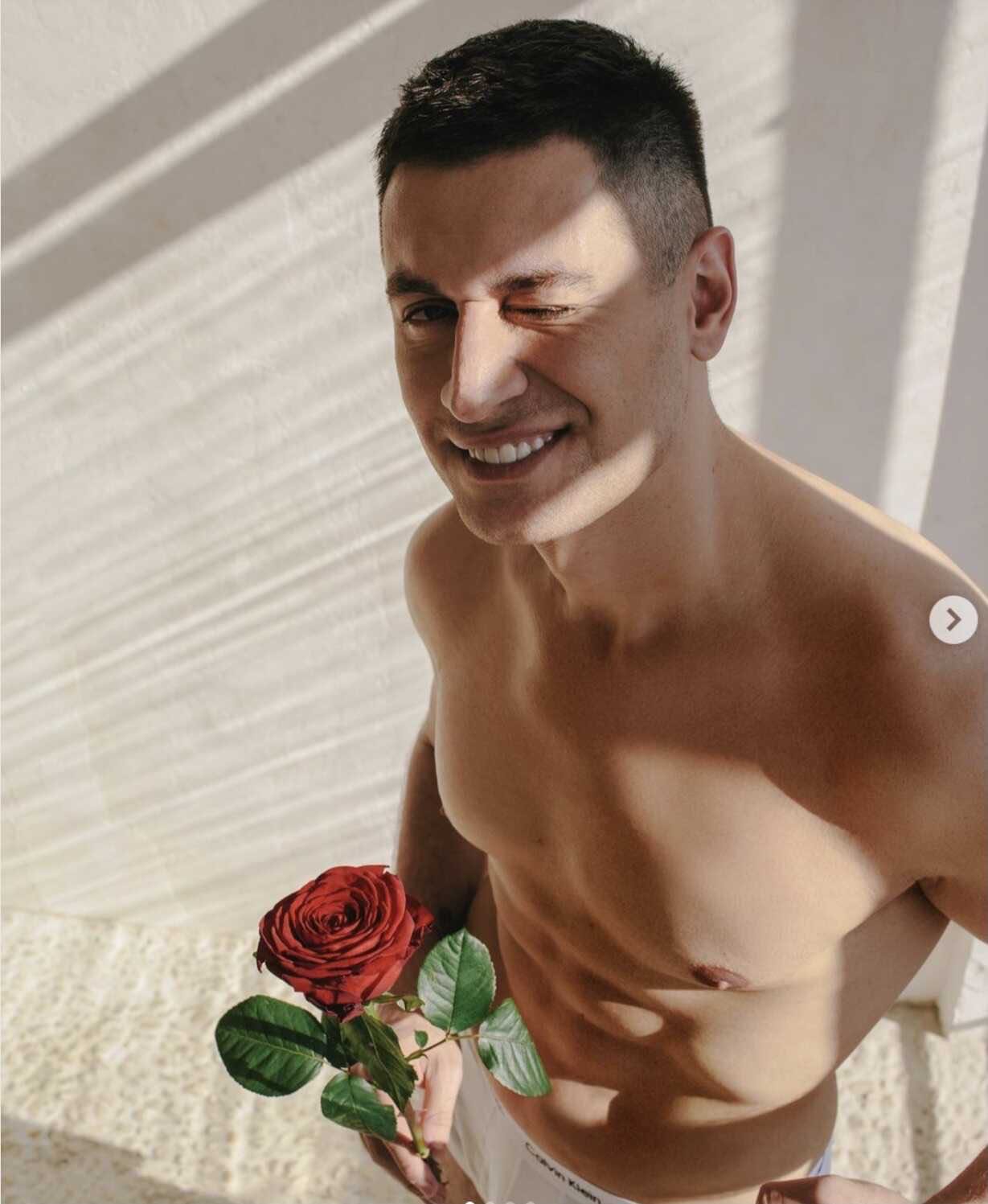 «Какая соска»: Давид Манукян устроил секси-фотосессию с трусами и розами, пообещав райский отдых двум счастливчикам