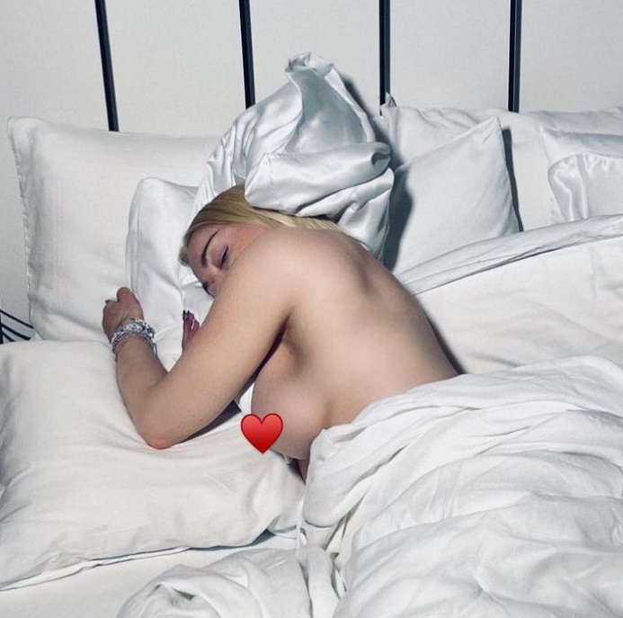 Отфотошопленная Мадонна опубликовала фото с обнаженной грудью и рваными колготками на заднице