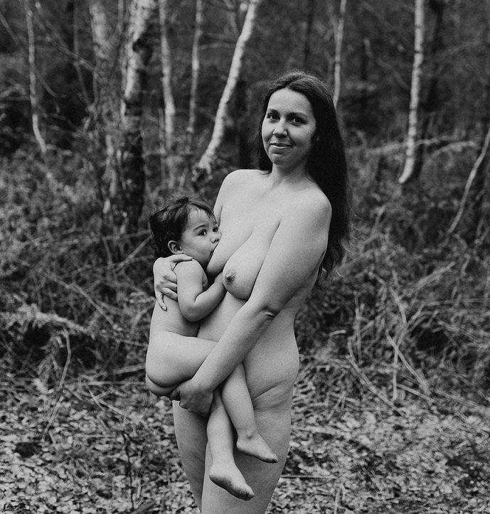 Обнажив грудь, кормящая мама Анна Канюк хлебнула грудного молочка за День матери: ТОП 15 обнаженных мамашек с младенцами