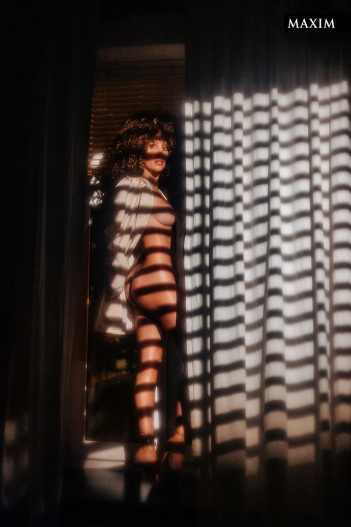 Юлия Беретта полностью обнажилась в "горячей" фотосессии для Maxim