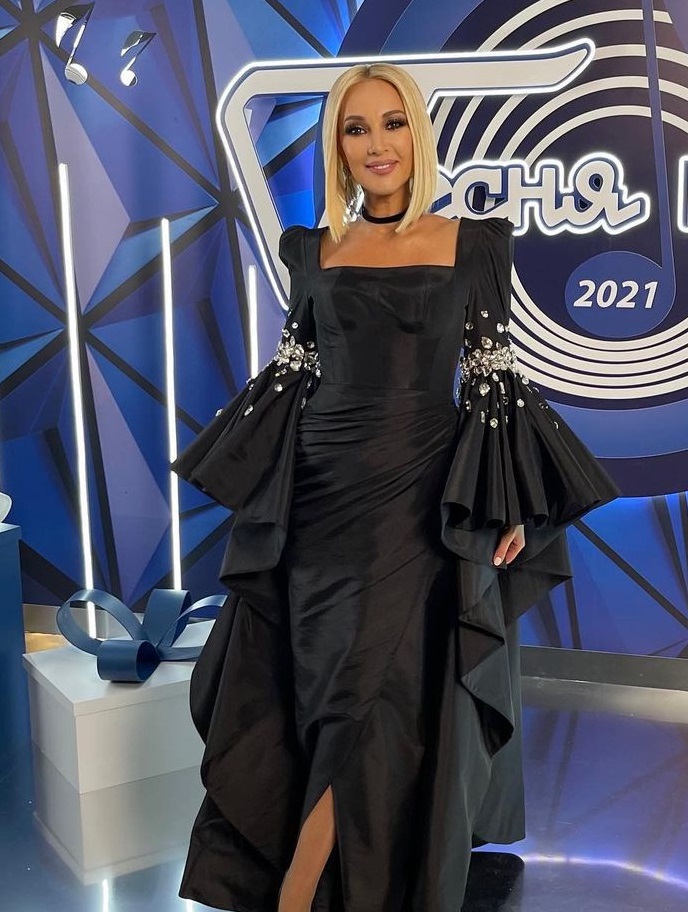 Лера Кудрявцева выбрала торжественное, но траурное платье для мероприятия "Песня года"