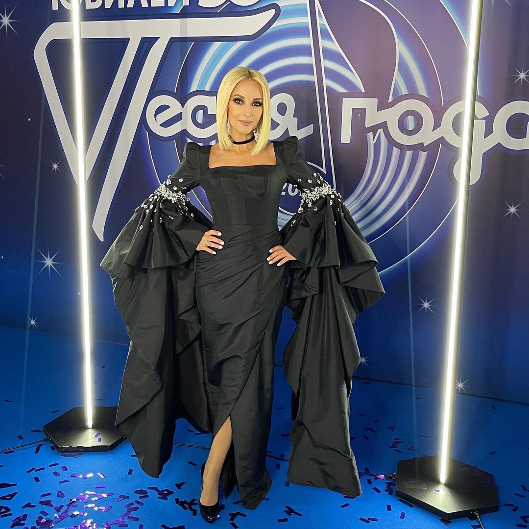 Лера Кудрявцева выбрала торжественное, но траурное платье для мероприятия "Песня года"