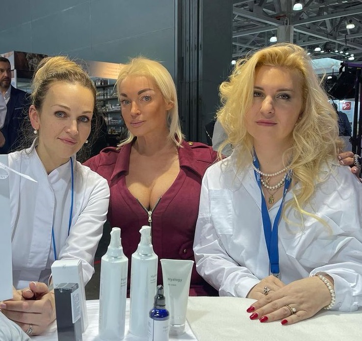 Помятая и лохматая Анастасия Волочкова сделала антирекламу косметической фирме