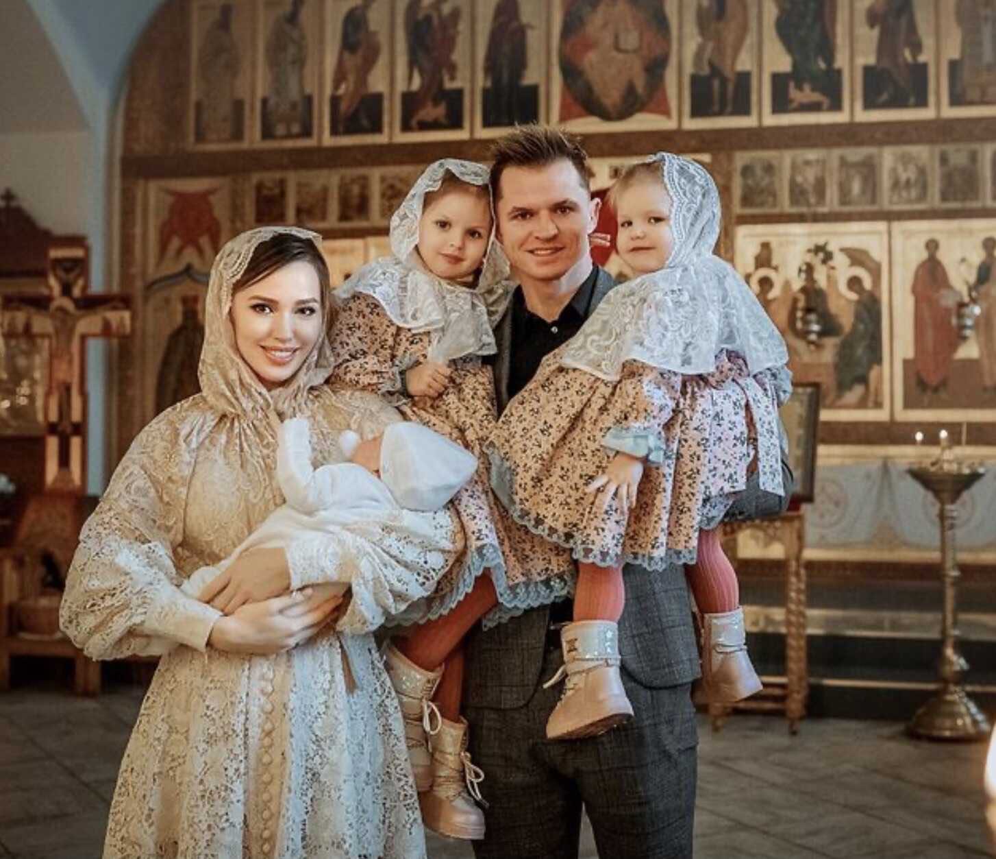 «Платок повязала, а про трусы забыла»: подписчики осудили Анастасию Костенко за откровенный наряд на крещении сына