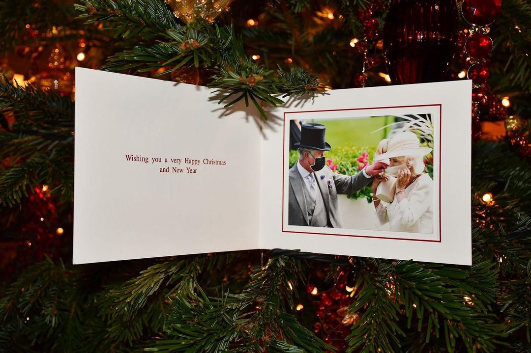 Странная рождественская открытка от принца Чарльза и Камиллы Паркер-Боулз вызвала недоумение в обществе