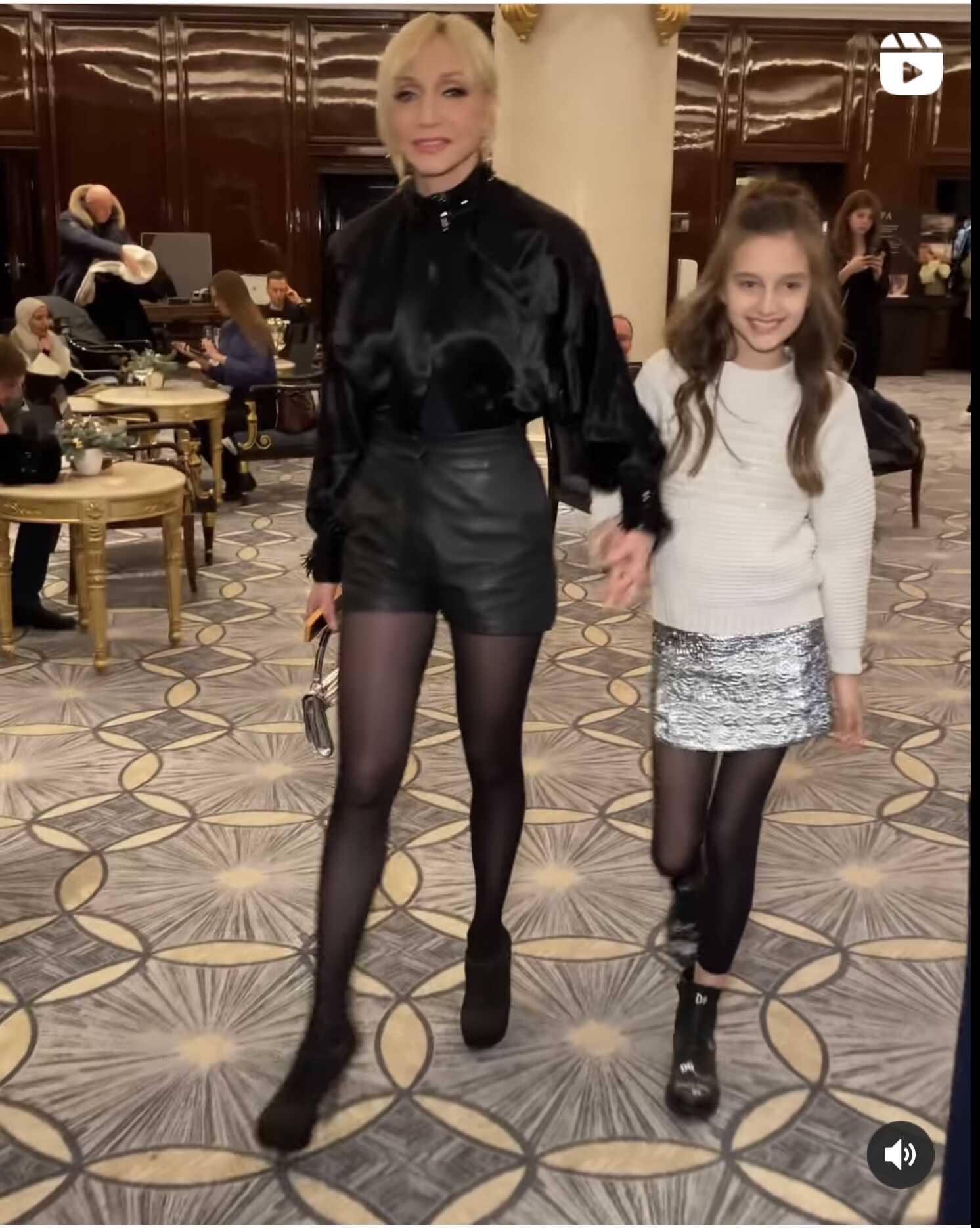 «Две модели!»: Кристина Орбакайте в кожаных мини-шортах вместе с подросшей дочерью пришла на вечеринку