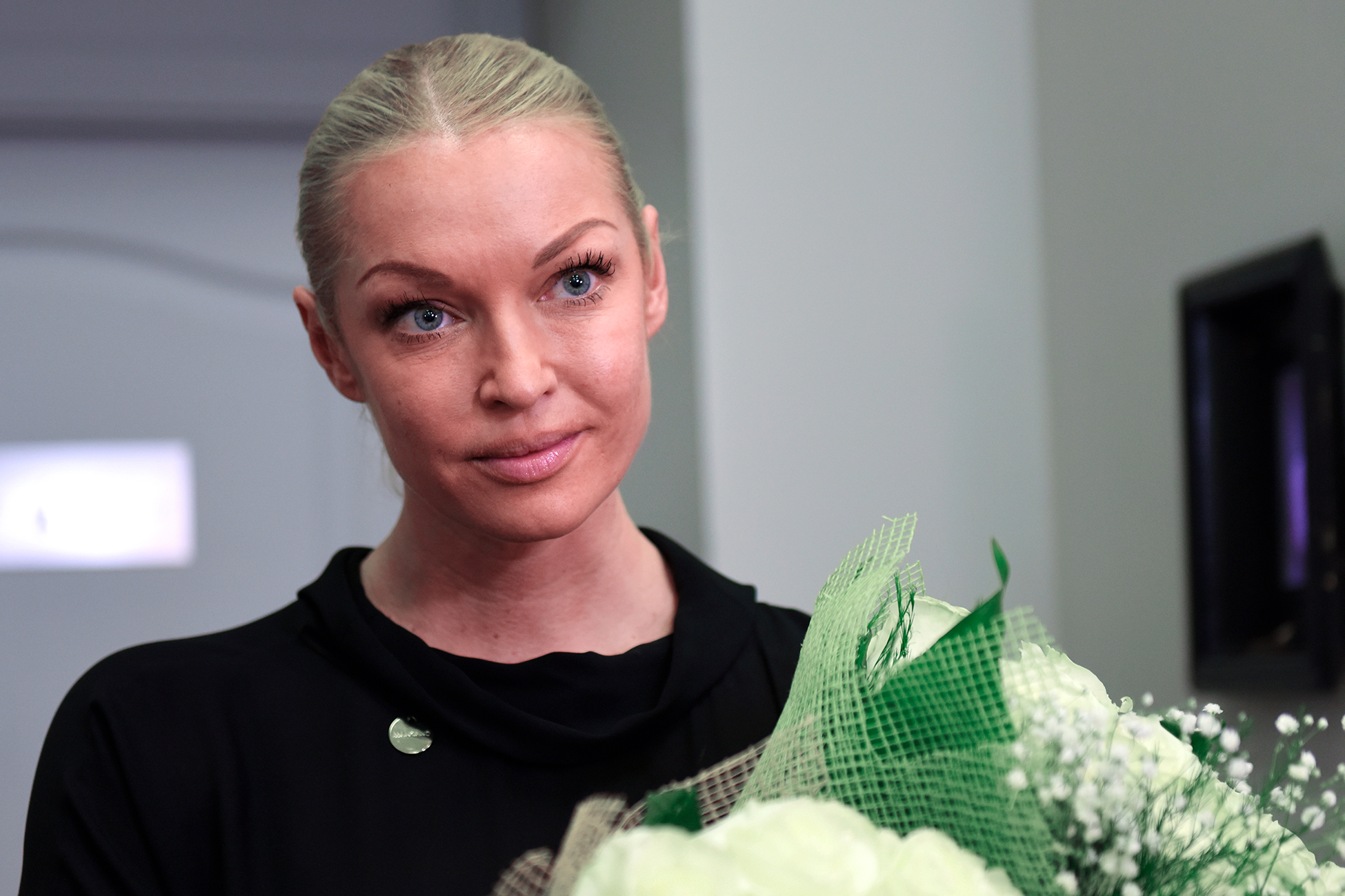 Анастасия Волочкова обозвала «безмозглыми неудачниками» создателей шоу «Бар в большом городе» и собралась подавать на них в суд