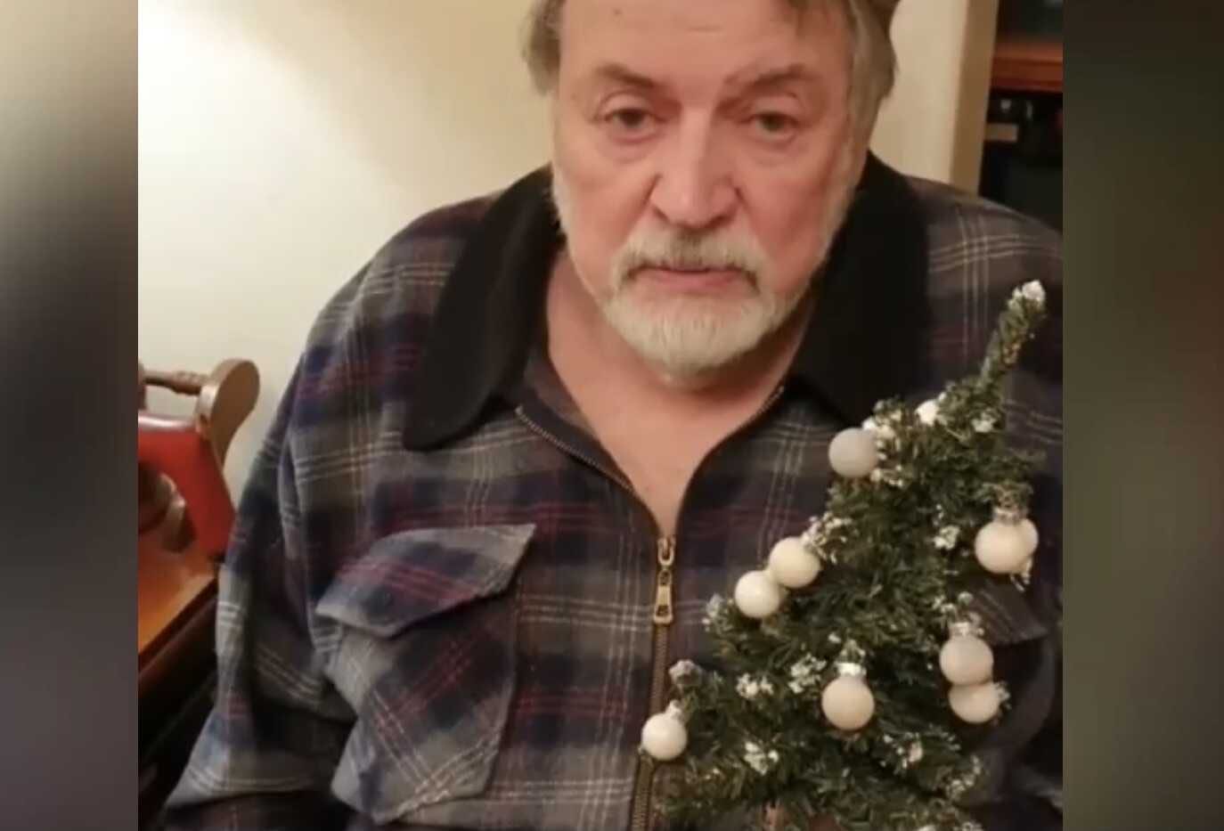 «Это он мне сунул»: Александр Ширвиндт показал и раскритиковал новогодние подарки от сына