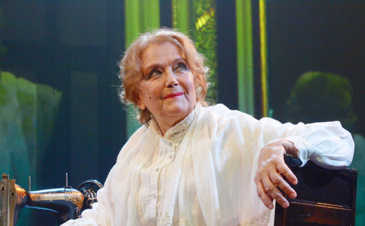 Ирина Алфёрова возмутилась тому, что вынуждена летать эконом-классом, в то время, как проститутки и их спонсоры заняли бизнес