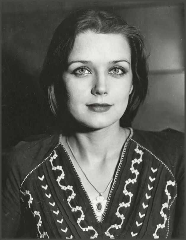 Ирина Алфёрова возмутилась тому, что вынуждена летать эконом-классом, в то время, как проститутки и их спонсоры заняли бизнес
