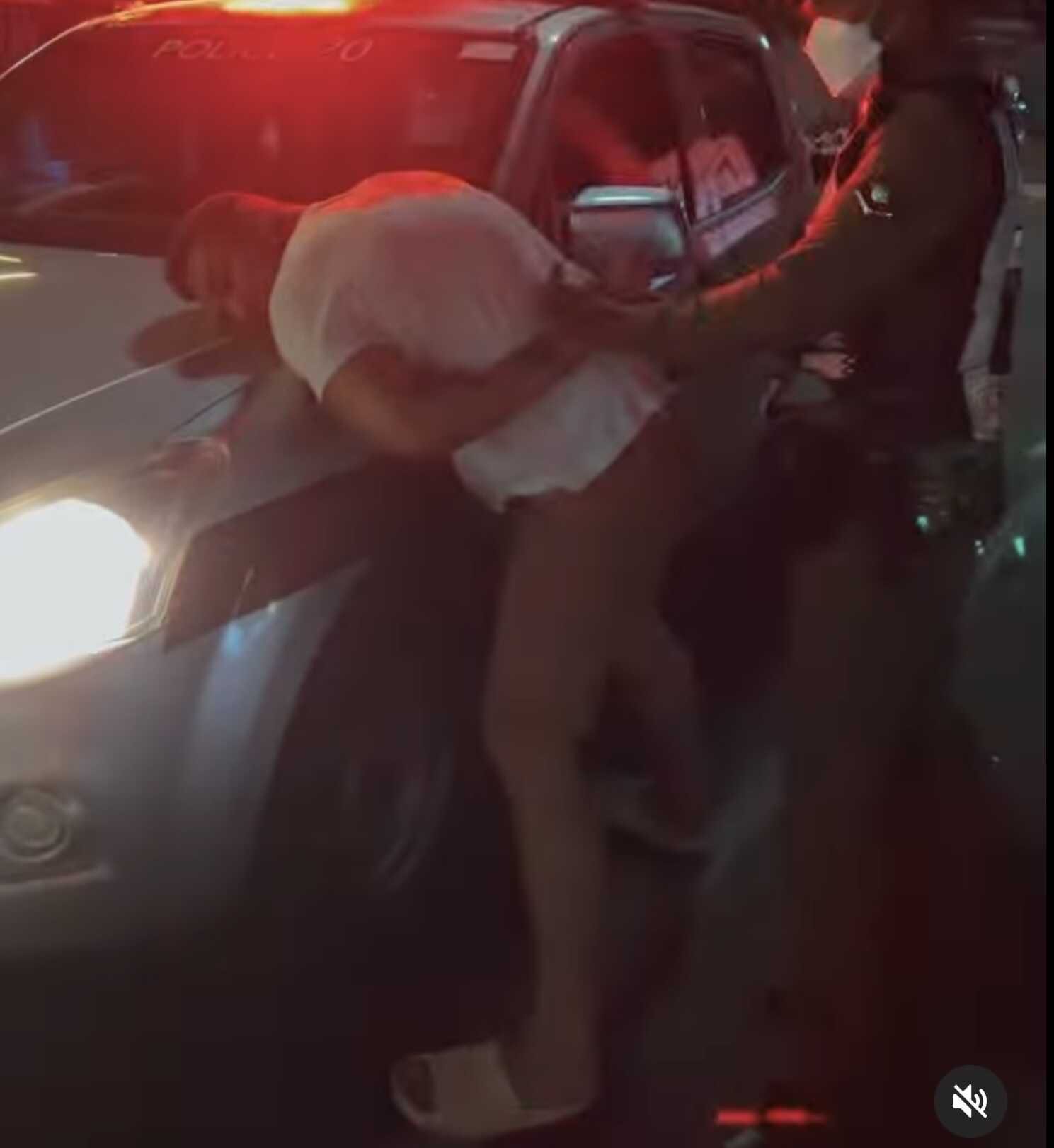 Получив увечья от тайских полицейских, Курбан Омаров продолжил отпуск, подкрепившись шаурмой и пивком, расстелив газетку среди улицы