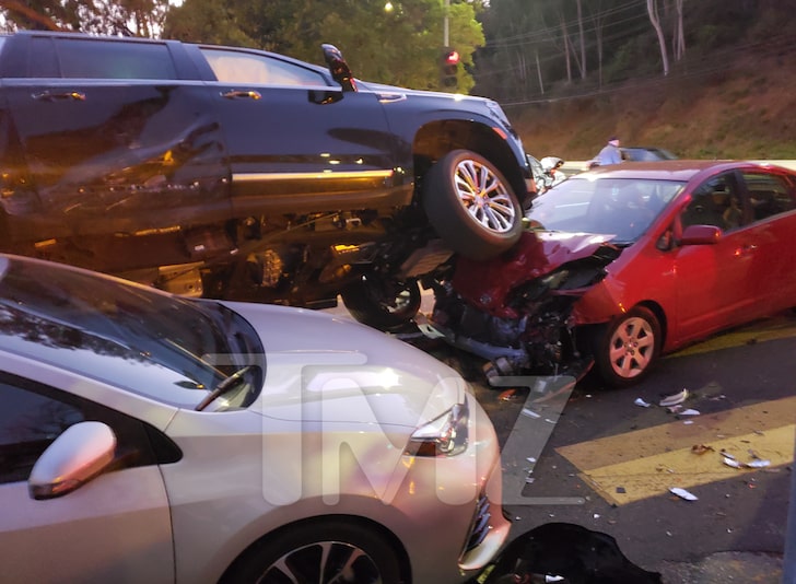Арнольд Шварценеггер  устроил серьёзную автоаварию: все фото с места происшествия