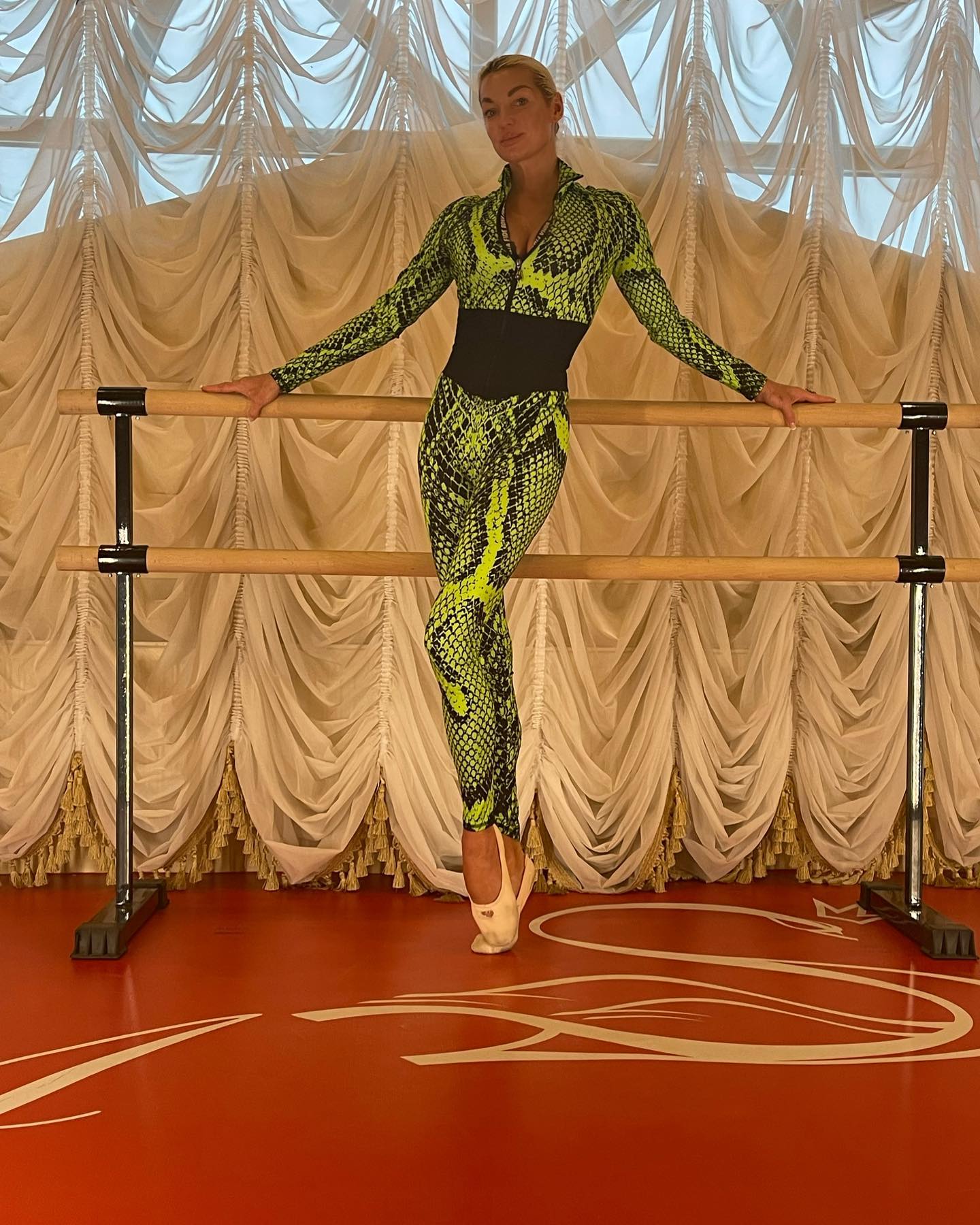 Сразу после расставания с Сережей, Анастасия Волочкова выпустила сборник песен и поместила на обложку дочь Сразу после расставания с Сережей, Анастасия Волочкова выпустила сборник песен и поместила на обложку дочь