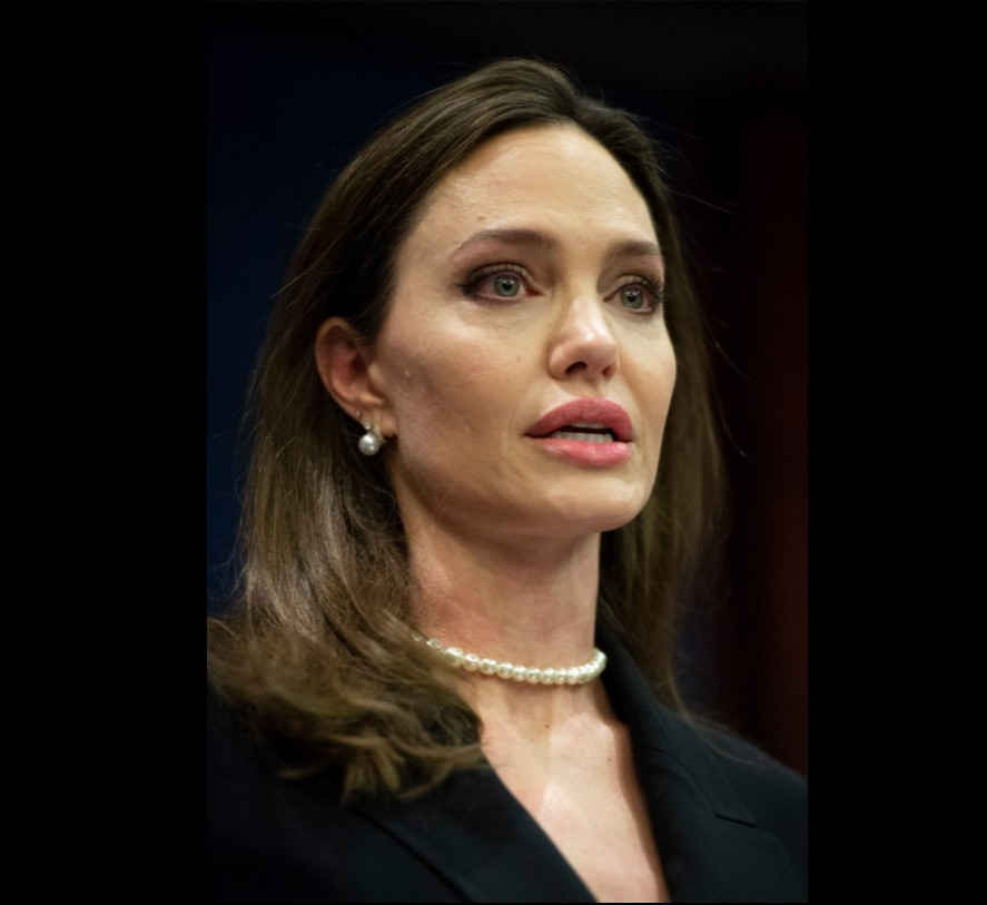 В сети обсуждают фото Анджелины Джоли без фотошопа и фильтров 