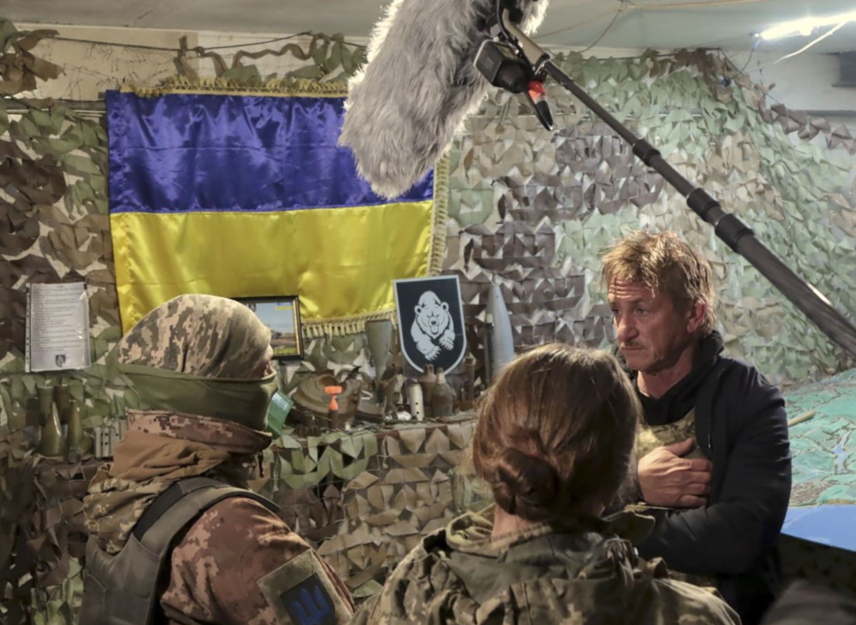 Отважный американец Шон Пенн приехал в Донбасс, чтобы снять документальный фильм о войне и показать западу, что такое мужество