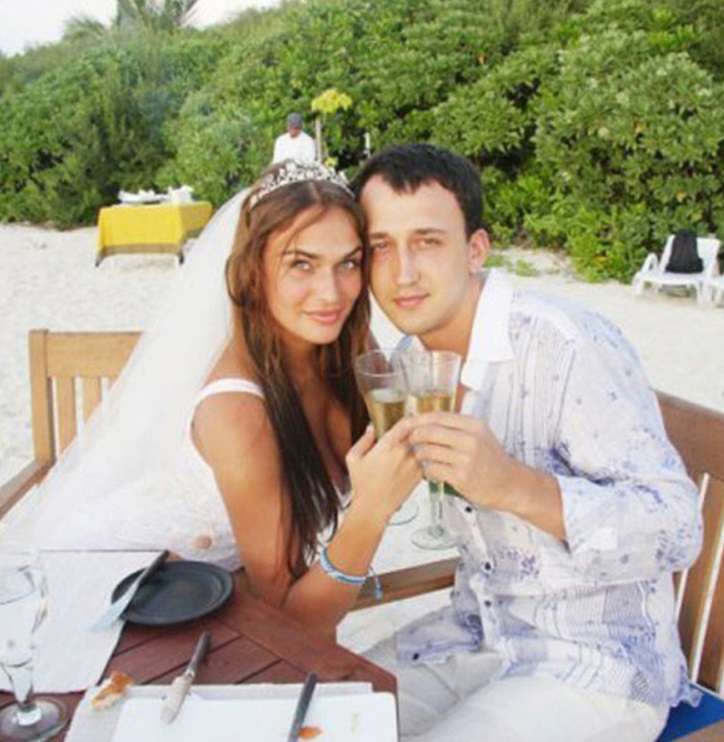 Фото женатого экс-супруга заполонили блог Алёны Водонаевой