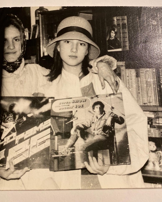 Лера Кудрявцева показала архивные фото с тех времен, когда лазила в окна к музыкантам группы «Ласковый май»
