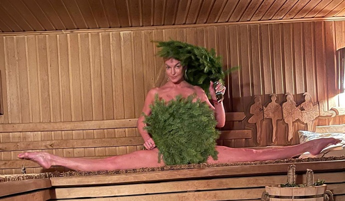 Назло соседям: Анастасия Волочкова вышла на улицу голой Назло соседям: Анастасия Волочкова вышла на улицу голой