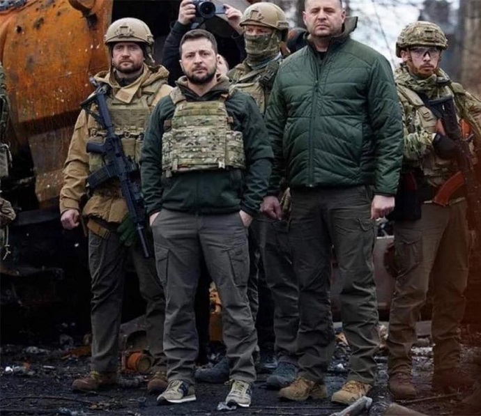 Украинский актер Владимир Зеленский устроил эпическую фотосессию на военную тему, разозлив даже своих земляков