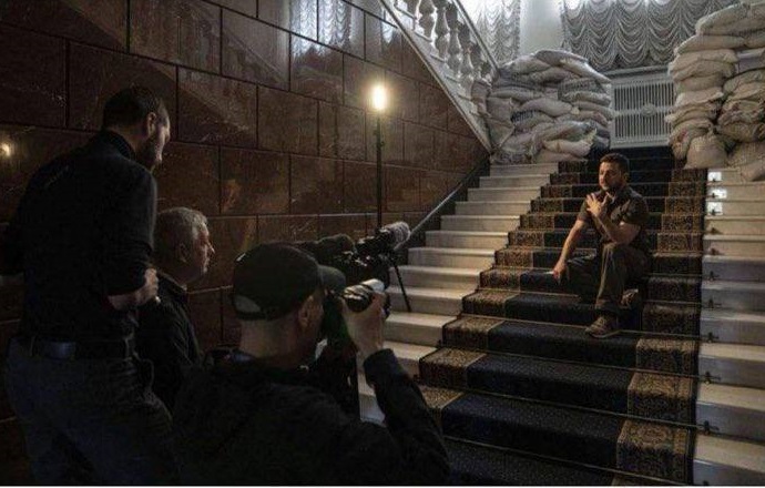 Украинский актер Владимир Зеленский устроил эпическую фотосессию на военную тему, разозлив даже своих земляков