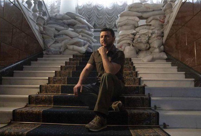 Украинский актер Владимир Зеленский устроил эпическую фотосессию на военную тему, разозлив даже своих земляков