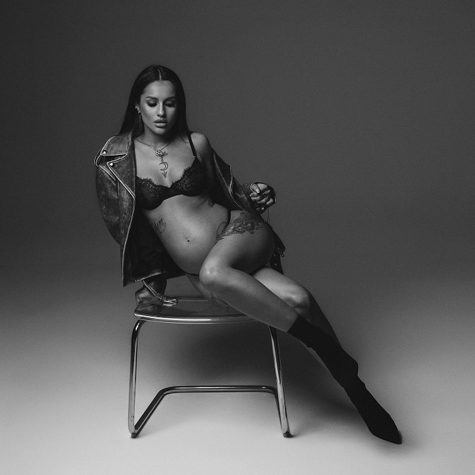 Все так беременна: жена Гуфа опубликовала эротическую фотосессию в нижнем белье с округлившимся животиком