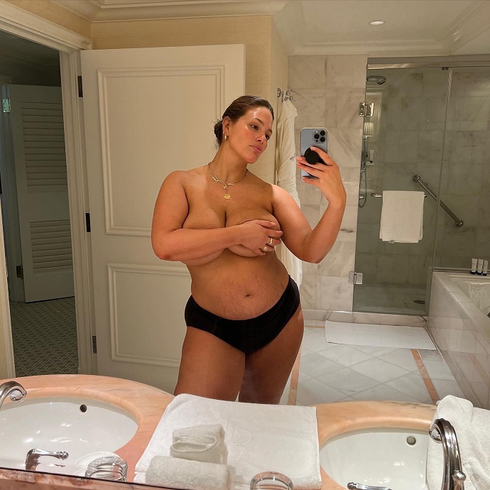 Модель plus-size Эшли Грем показала во что превратилось её тело через три месяца после рождения близнецов