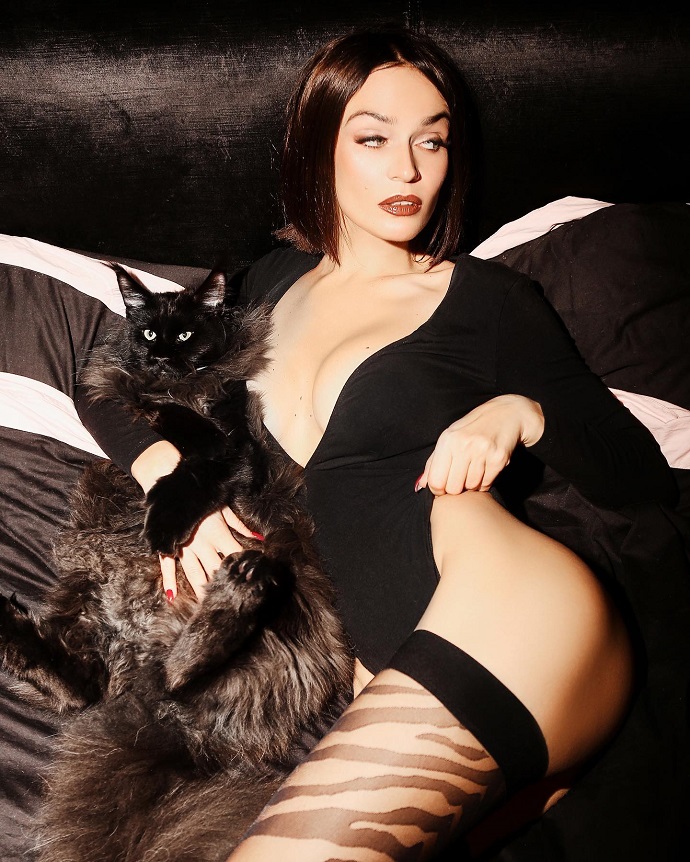 Archival sexy photos of Alena Vodonaeva appeared on the network