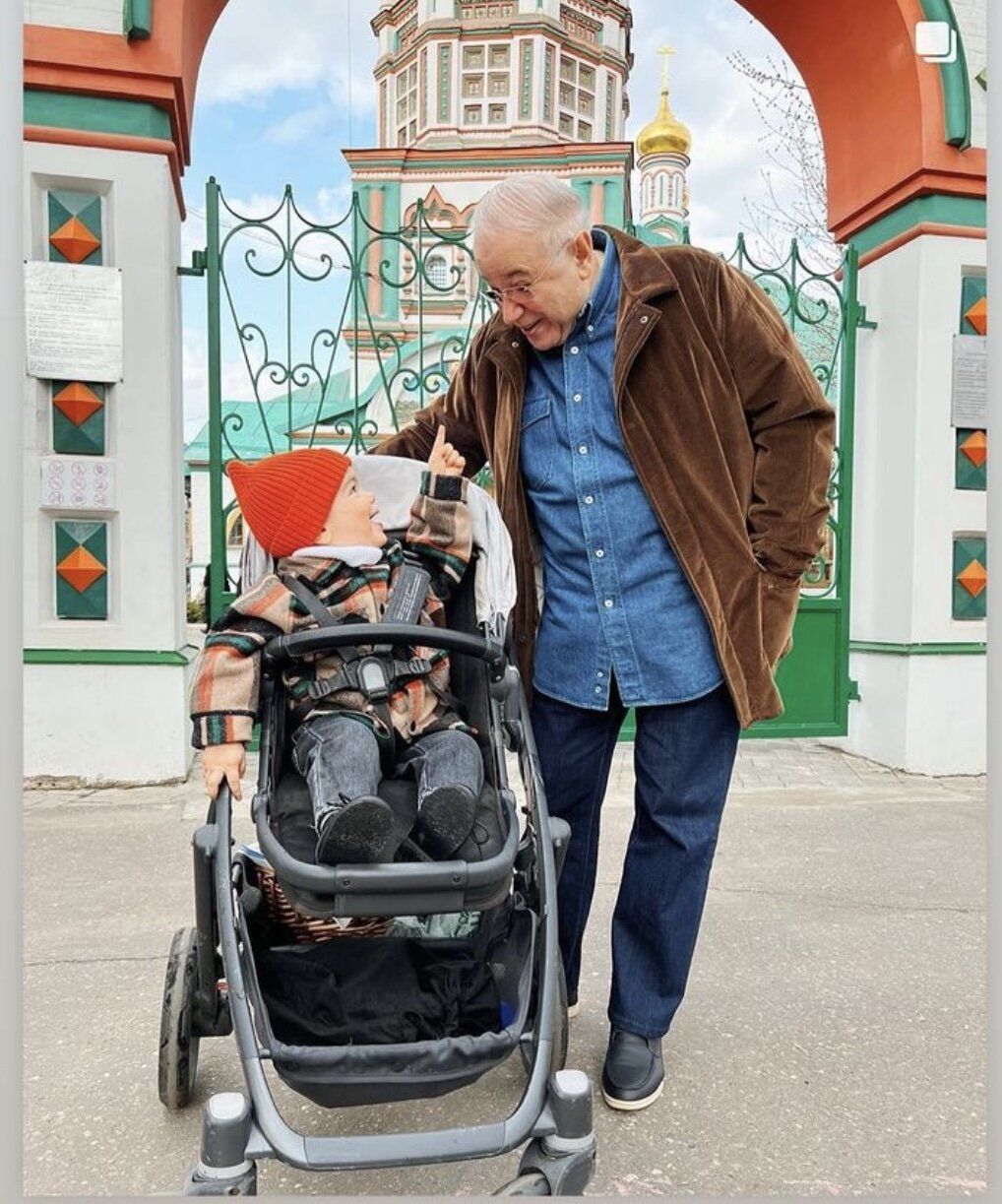 Евгений Петросян отправился на прогулку вместе с молодой женой и 2-летним сыном