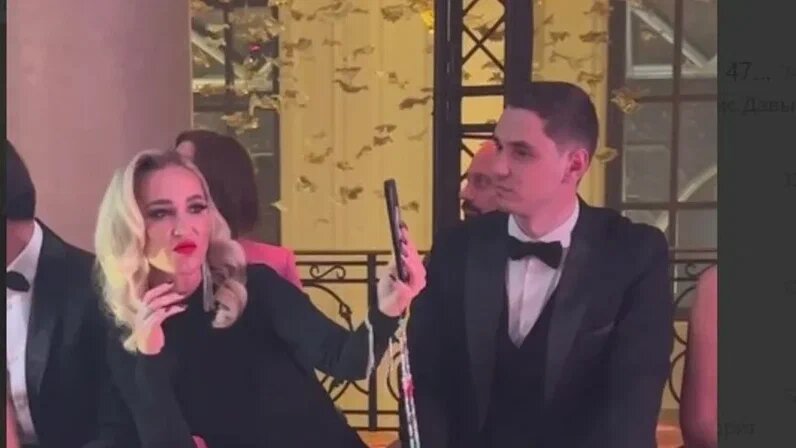 Ольга Бузова пришла на день рождения Филиппа Киркорова, позабыв надеть трусы