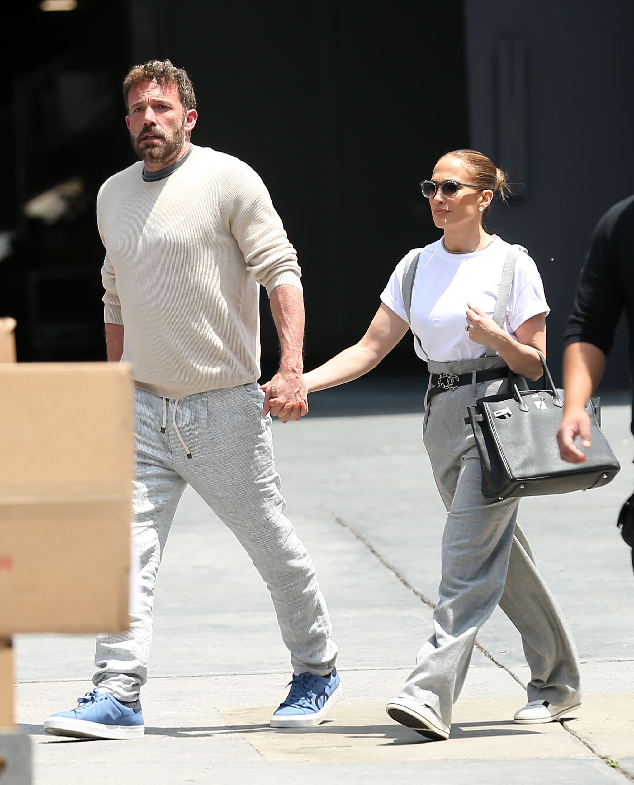 Jennifer Lopez "tightly took hold" of the appearance of Ben Affleck, and she showed a "double chin"