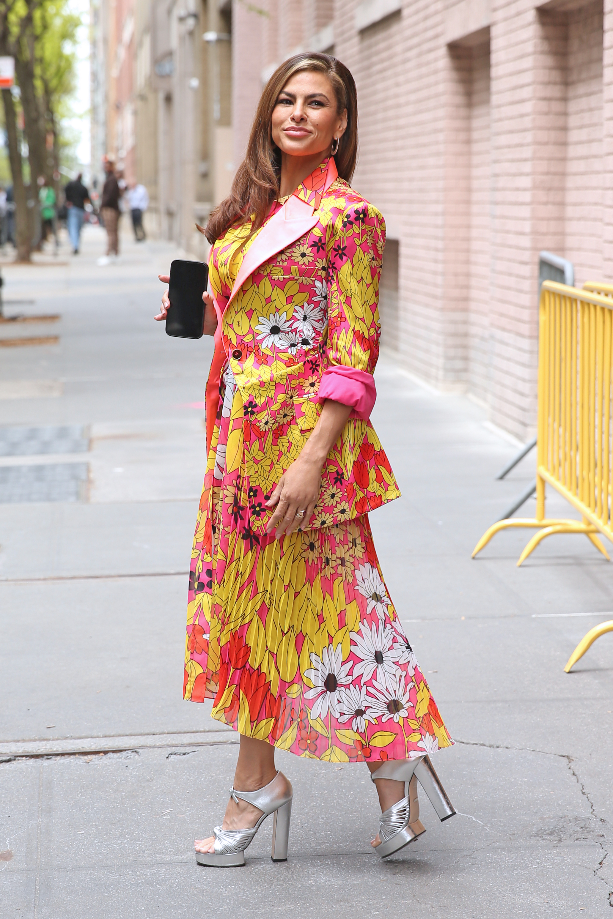 Paparazzi "caught" on the street Eva Mendes in a bright outfit