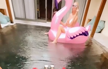 A guy in blue swimming trunks and a pink flamingo: Alexei Vorobyov lit up those with whom he spends time in the Maldives