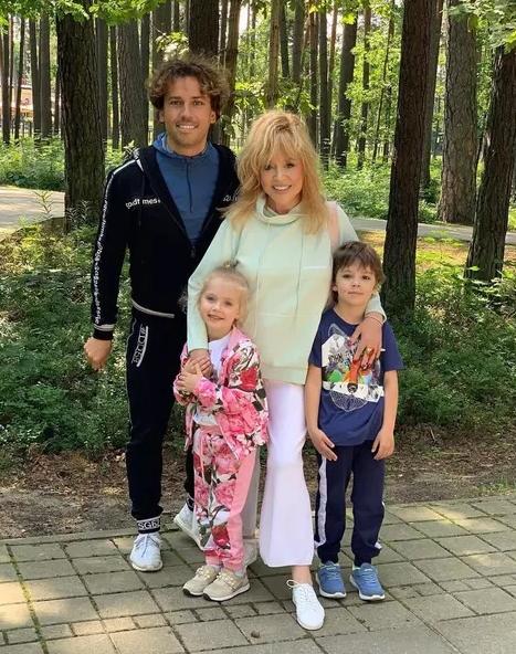 Алла Пугачева рассказала, когда вернется в Россию

