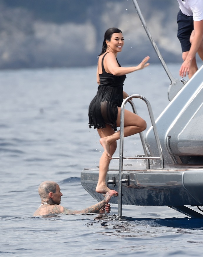 Мокрая Кортни Кардашьян без косметики выглядит на 20 лет старше своего возраста
Мокрая Кортни Кардашьян без косметики выглядит на 20 лет старше своего возраста