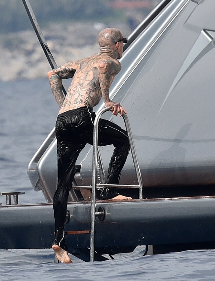 Мокрая Кортни Кардашьян без косметики выглядит на 20 лет старше своего возраста
Мокрая Кортни Кардашьян без косметики выглядит на 20 лет старше своего возраста