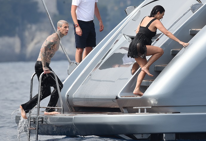 Мокрая Кортни Кардашьян без косметики выглядит на 20 лет старше своего возраста
Мокрая Кортни Кардашьян без косметики выглядит на 20 лет старше своего возраста