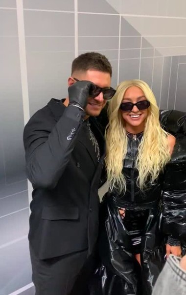 "Быть шлюхой - позор": Ольга Бузова снова отличилась во время получения премии
 "Быть шлюхой - позор": Ольга Бузова снова отличилась во время получения премии