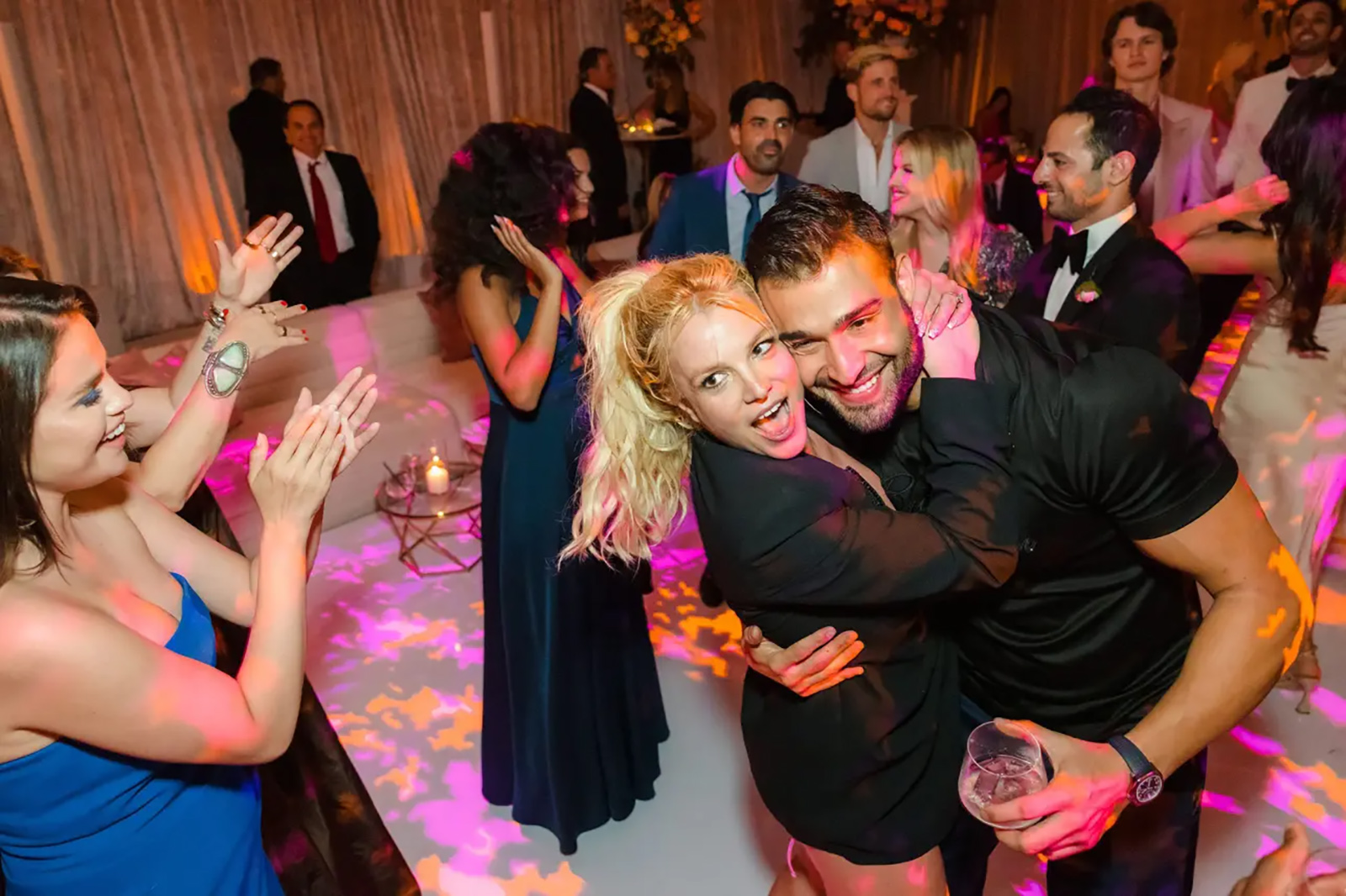 Танцы босиком, короткие платья и поцелуй с Мадонной: чем запомнилась свадьба Бритни Спирс