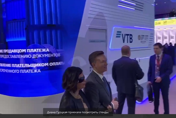 Ксения Собчак зло подшутила над слепой Дианой Гурцкой Ксения Собчак зло подшутила над слепой Дианой Гурцкой