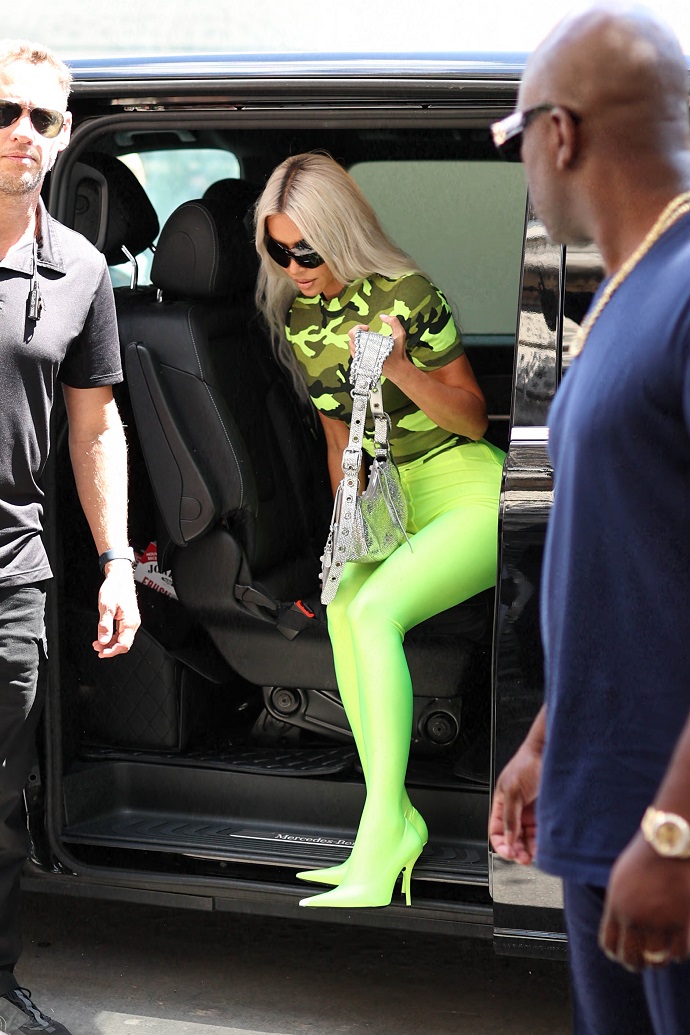 Убийственный стиль: Ким Кардашьян появилась с дочерью на публике в чрезвычайно ярком наряде, не соответствующем возрасту Убийственный стиль: Ким Кардашьян появилась с дочерью на публике в чрезвычайно ярком наряде, не соответствующем возрасту