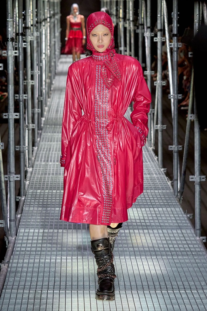 Грань фетиша и извращенности: Paco Rabanne воплощает самые дерзкие фантазии в своей новой коллекции одежды Грань фетиша и извращенности: Paco Rabanne воплощает самые дерзкие фантазии в своей новой коллекции одежды