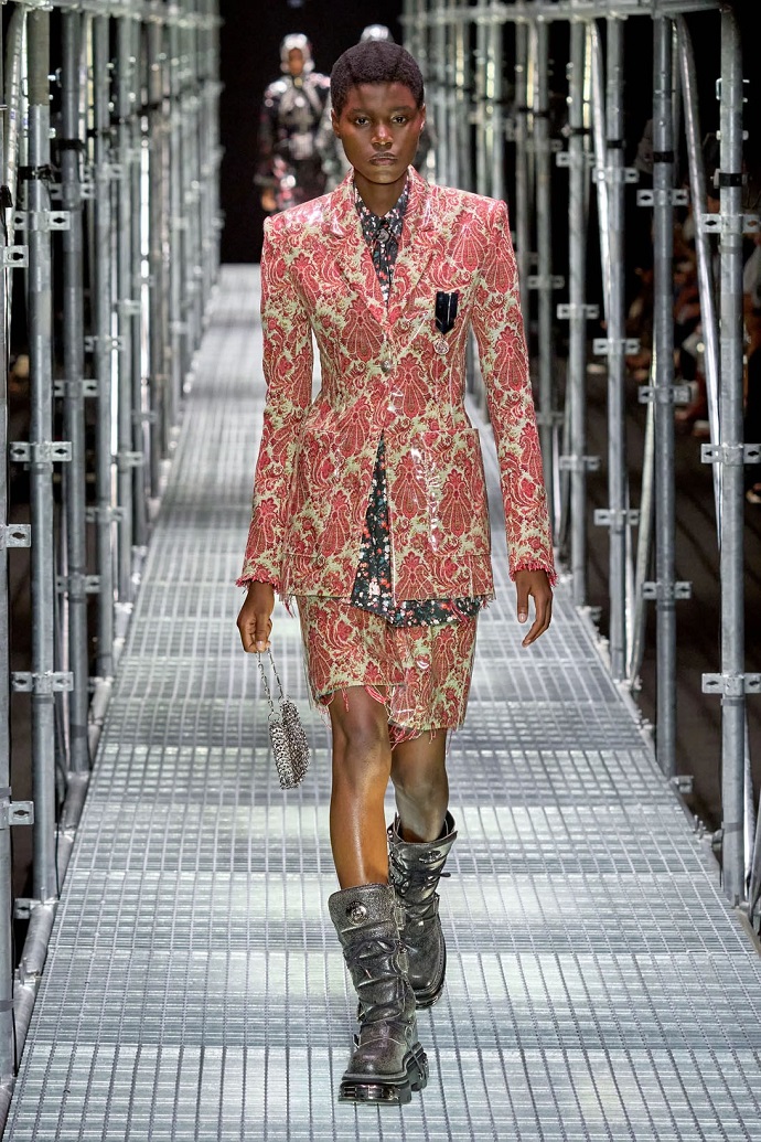 Грань фетиша и извращенности: Paco Rabanne воплощает самые дерзкие фантазии в своей новой коллекции одежды Грань фетиша и извращенности: Paco Rabanne воплощает самые дерзкие фантазии в своей новой коллекции одежды