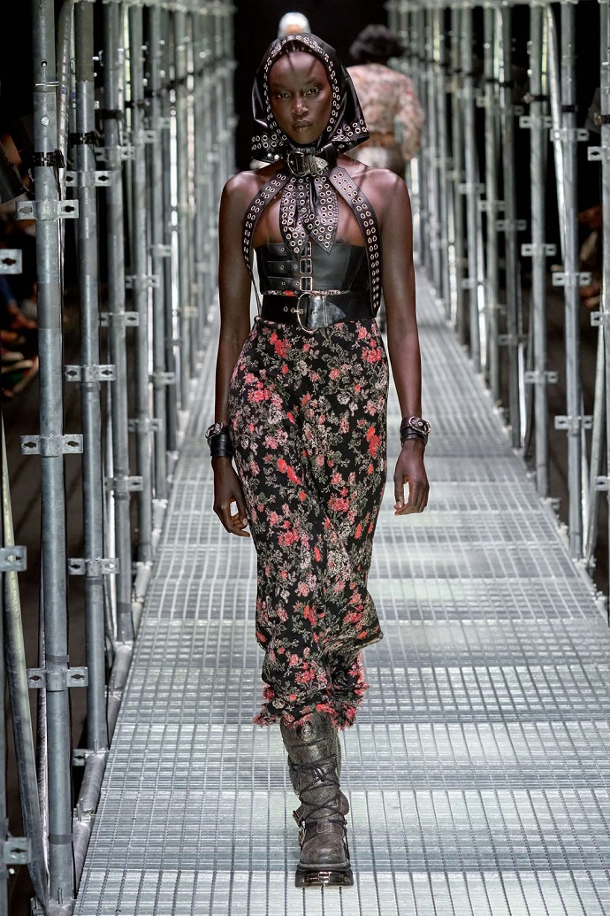 Грань фетиша и извращенности: Paco Rabanne воплощает самые дерзкие фантазии в своей новой коллекции одежды Грань фетиша и извращенности: Paco Rabanne воплощает самые дерзкие фантазии в своей новой коллекции одежды