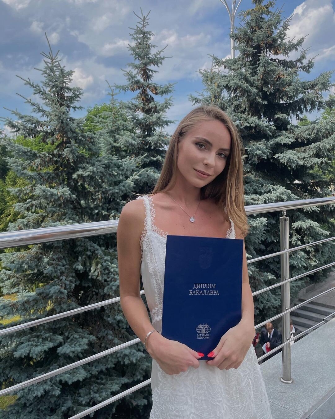 Дочь Татьяны Навки в скромном наряде пришла за дипломом МГИМО