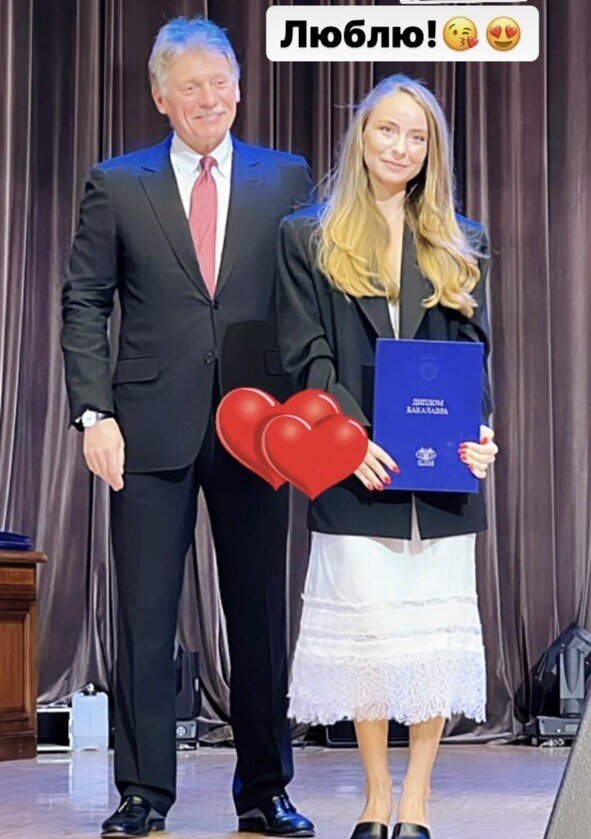 Дочь Татьяны Навки в скромном наряде пришла за дипломом МГИМО