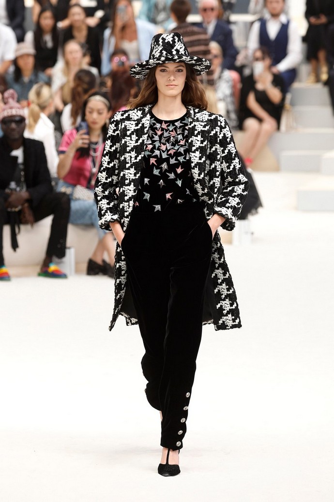 Chanel создал коллекцию с намёком на революцию, но получился прошлый век