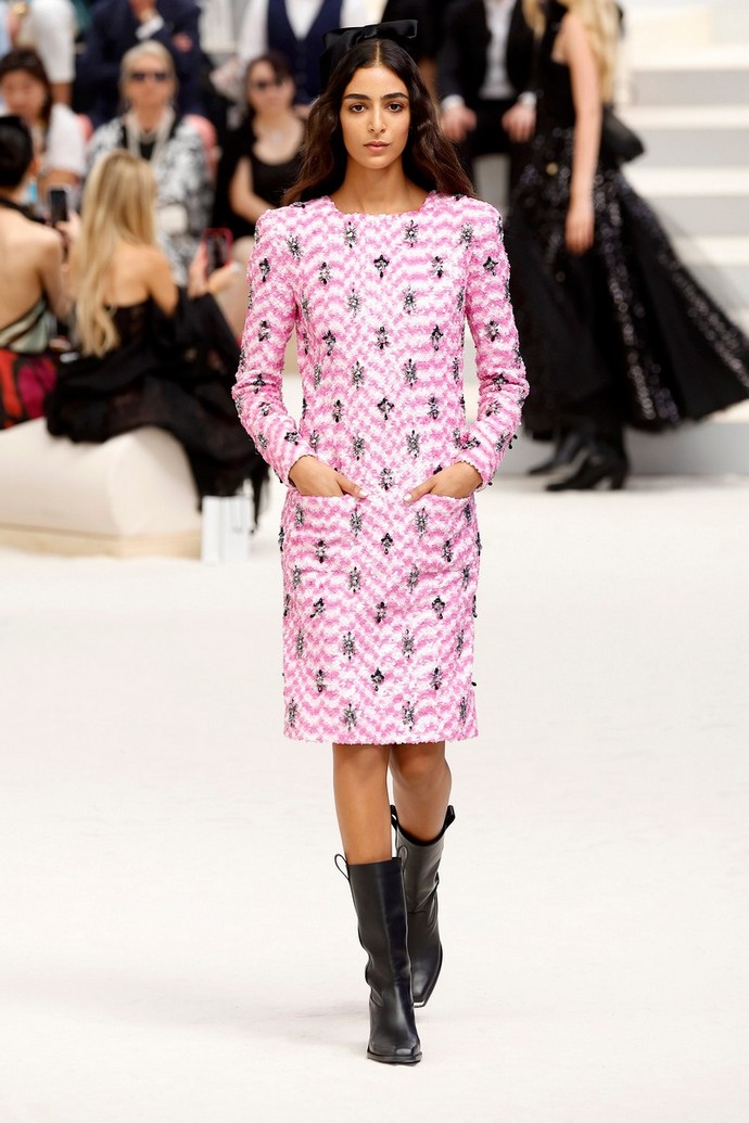 Chanel создал коллекцию с намёком на революцию, но получился прошлый век Chanel создал коллекцию с намёком на революцию, но получился прошлый век