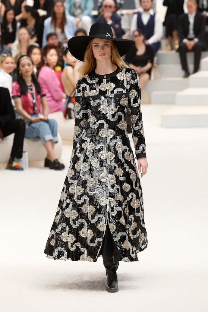 Chanel создал коллекцию с намёком на революцию, но получился прошлый век Chanel создал коллекцию с намёком на революцию, но получился прошлый век