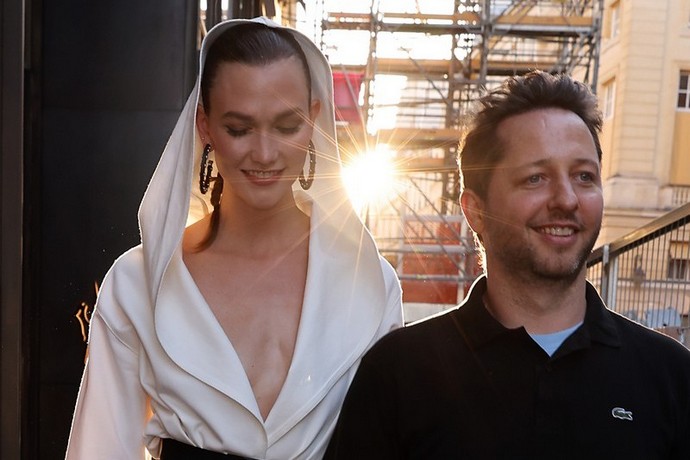 Экстравагантность или вульгарность: Карли Клосс в эротической блузе ушла с показа Azzedine Alaia вместе с Дереком Бласбергом Экстравагантность или вульгарность: Карли Клосс в эротической блузе ушла с показа Azzedine Alaia вместе с Дереком Бласбергом